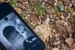 صورة توضيحية على هاتف محمول تظهر المشتبه في اختطافه نانسي غوثري