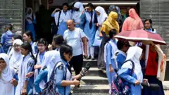 গরমের সময় স্কুলে শিক্ষার্থীরা।