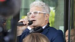 آقای مک براید اتهام سرقت و انتشار اسرار نظامی را پذیرفته است