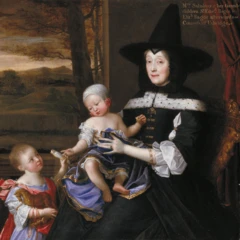 Retrato clásico de una persona vestida con atuendo negro y sombrero ancho, sosteniendo a un bebé con ropa elegante, junto a otro niño en primer plano.