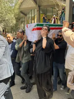 ماهور احمدی بدون حجاب اسلامی در مراسم تشییع جناره پدرش