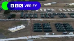 일렬로 설치된 텐트의 모습