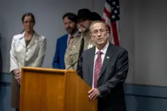 O procurador-geral do condado de Utah, Jeff Gray, fala em uma entrevista coletiva sobre Tyler Robinson, o suspeito do tiroteio fatal de Charlie Kirk em 16 de setembro de 2025