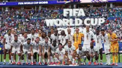 Jogadores da Inglaterra comemoram após receberem as medalhas pelo terceiro lugar na Copa do Mundo.