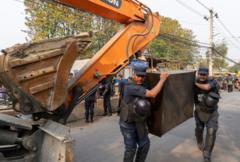 काठमाण्डूका सुकुम्बासी बस्ती हटाउन आइतवार पनि डोजर चलाइने