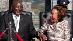 Cyril Ramaphosa n'umugore we Dr Tshepo Motsepe mu muhango wo kurahira ku wa gatatu