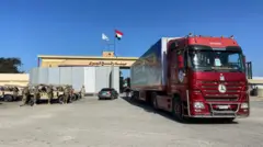 شاحنة مساعدات تدخل قطاع غزة عبر معبر رفح