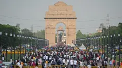 Ikivunge cy'abantu ubwo basuraga ahazwi nka India Gate mu murwa mukuru New Delhi w'Ubuhinde, ku itariki ya 23 Mata 2023 