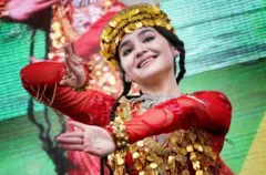 معظم المحتفلين بنوروز حول العالم، يرتدون الملابس التقليدية المزركشة والملونة للدلالة على ألوان الربيع