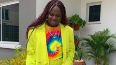 Umuntu wambaye ikoti ry'umuhondo