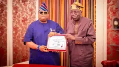 Gomina Adeleke lo n ṣafihan iwe ẹri ajọ INEC rẹ han Aarẹ Bola Tinubu nile agbara ilẹ Naijiria, Aso Rock to wa niluu Abuja l'Ọjọbọ, ọsẹ yii