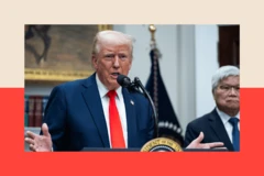 Donald Trump habla desde un atril con el logo de la Presidencia de Estados Unidos.