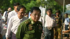 Командующий вооруженными силами Мьянмы Мин Аун Хлайн на встрече с выжившими после землетрясения