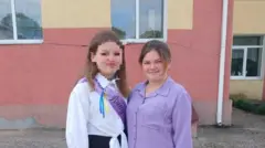 Тетяна (справа у бузковому) разом зі своєю сестрою Аліною. Фото архівне із фейсбук-сторінки Аліни