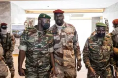 Mamadi Doumbouya entouré de ses hommes.