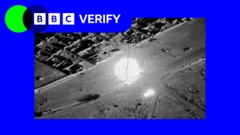 Images d'une frappe aérienne contre des véhicules rebelles au Mali. Elles sont superposées aux couleurs et au logo de BBC Verify