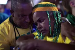 Um casal desolado após derrota do Brasil