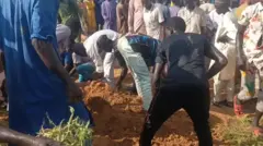 Young men gada dey dig