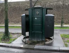 Fotografia de urinol no 14º arrondissement, no sul de Paris, em 2019