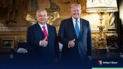 ハンガリーのオルバン首相（左）とアメリカのトランプ前大統領