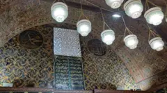 হুসাইনি মসজিদের ভেতরে