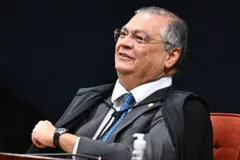 Flávio Dino durante sessão usando toga