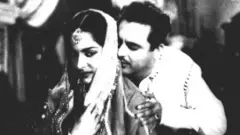 1960 میں آنے والی فلم چودھویں کا چاند میں گرودت اور وحیدہ رحمان