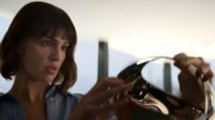 Eiza González segurando headsetaplicativo para loteriarealidade virtual