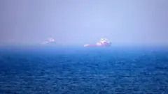 سه شناور در تنگه هرمز
