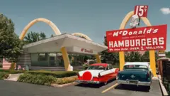 Restaurante McDonald's com arcos e carros da década de 1950