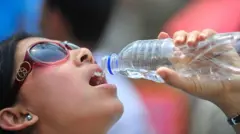 ఎండాకాలంలో నీళ్లు తాగుతున్న అమ్మాయి