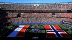 Entrada em campo das seleções do Iraque e da Noruega para a partida de estreia de ambas na Copa do Mundo de 2026, no Estádio de Boston, nos Estados Unidos