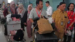 Sejumlah Warga Negara Indonesia (WNI) yang kembali dari Lebanon, berkumpul setibanya di Terminal 3 Bandara Soekarno Hatta, Tangerang, Banten, Senin (07/10).