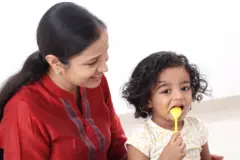 बाळाला पहिल्या 1000 दिवसांमध्ये भरपूर साखर आणि गोड पदार्थ खाऊ घालताय? मग हे वाचाच