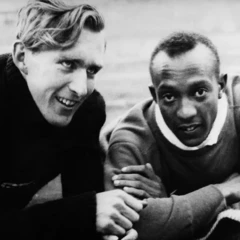 A confraternização entre os atletas concorrentes Luz Long (esq.) e Jesse Owens (dir.)