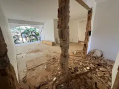 Vista da entrada de apartamento sem portas e sem janelas