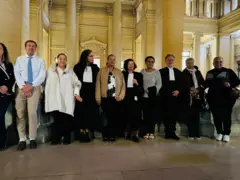 Abagore bitwariye reta y'Ububirigi bari kumwe n'abashingwamanza babo hanze ya sentare isubiramwo imanza ya Bruxelles, mu Bubirigi, Nyakanga 2024
