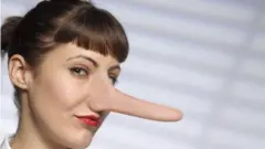 Mulher com nariz de Pinóquio