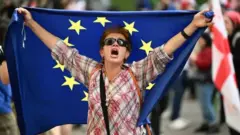 Евробиримдик бул шайлоолорду Грузиядагы демократия үчүн жана Европага карай жолдун башкы сыноосу деп эсептейт.