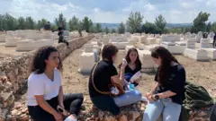 قبرستان «سرزمین زندگی» در اسرائیل، در ٢٠ کیلومتری غرب بیت‌المقدس