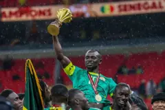 Senegal football captain, Sadio Mane raise di 2025 Afcon trophy as im team lift am up with di trophy.