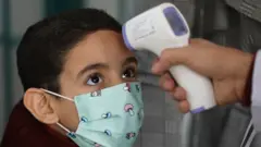 قياس درجة الحرارة لطفل