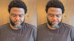Aremu Afolayan wọ aṣọ dúdú, ó ń wo ilẹ̀