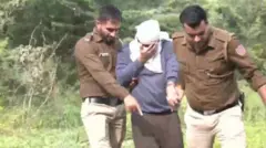 آفتاب پولیس کے ساتھ