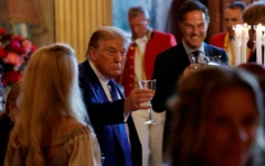 Lahey'deki kraliyet sarayında yapılan davette, Trump kadeh kaldırıyor. Arkasında Rutte gülümsüyor.