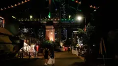 A Ponte Story de Brisbane, na Austrália, com iluminação verde e dourada para marcar o início da proibição das redes sociais.