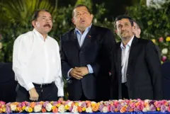 Daniel Ortega, Hugo Chávez y Mahmoud Ahmadinejad miran juntos en la misma dirección durante un encuentro en Nicaragua en 2012