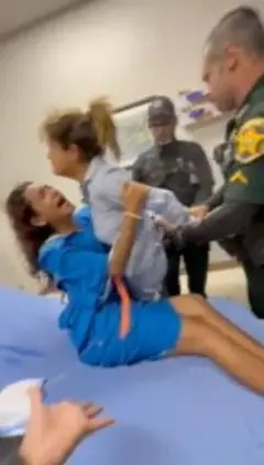 Madre e hija en el cuarto de un hospital mientras agentes arrestan a una de las mujeres
