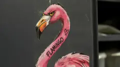 Um flamingo está pintado na lateral de um armário em uma fábrica secreta de mísseis ucraniana