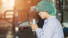 ထိုင်းနိုင်ငံထဲက စားသောက်ကုန် စက်ရုံမှာ အလုပ်လုပ််နေတဲ့ မြန်မာရွှေ့ပြောင်းအလုပ်သမားတစ်ဦး 